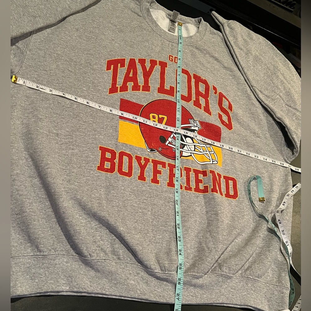 Go Taylor’s Boyfriend Gray Crewneck Graphic Sweatshirt - Picture 6 of 9